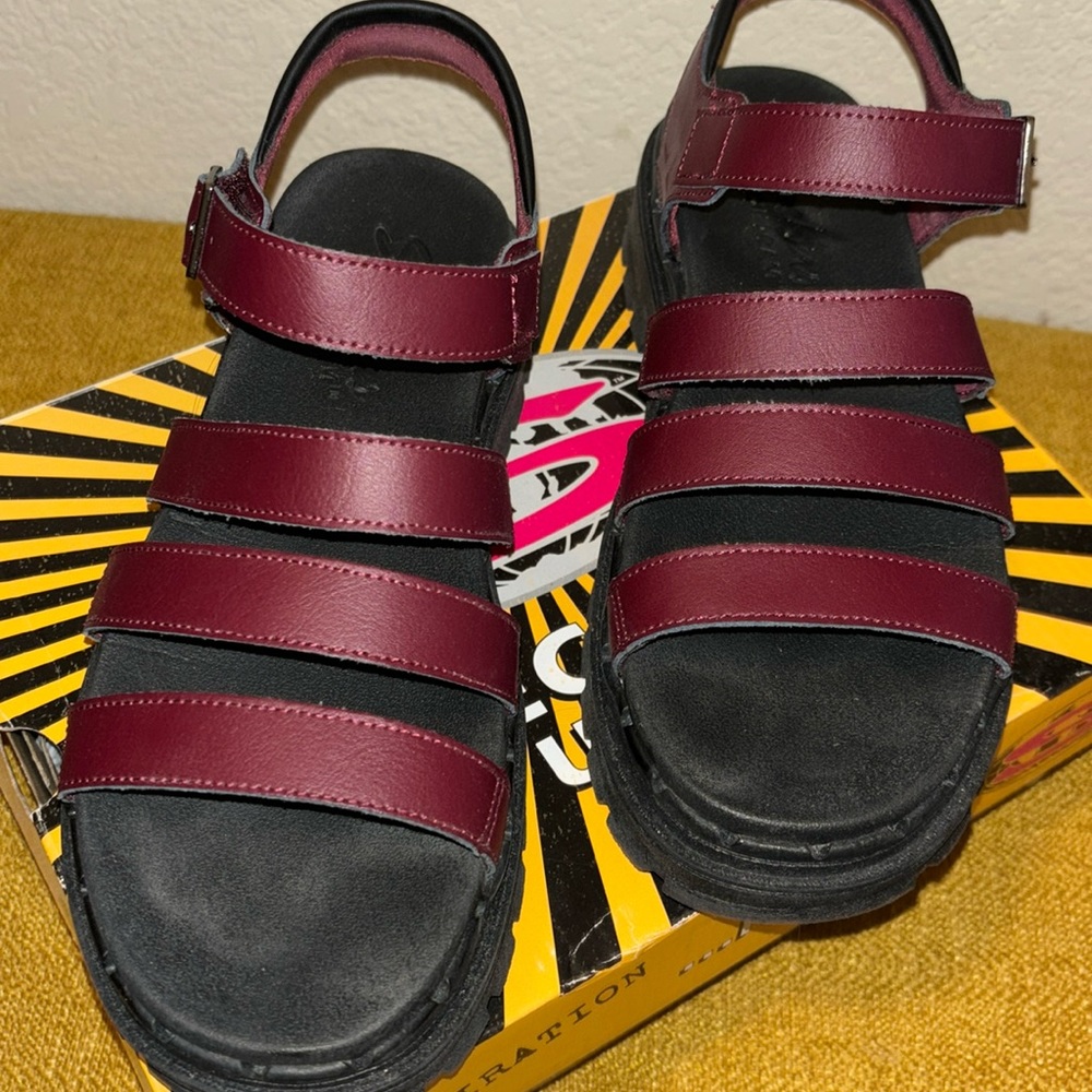 Skechers luxe foam platform fisherman sandals